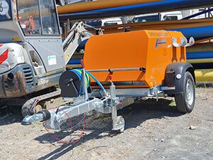 Kompressor - Apken GmbH  Ein orangefarbener Anhänger als Kompressor.