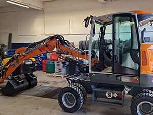 Minibagger - Apken GmbH Ein Minibagger steht in der Garage.