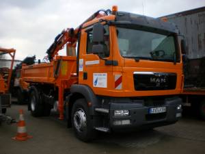 Ein großer orangefarbener Kranwagen.