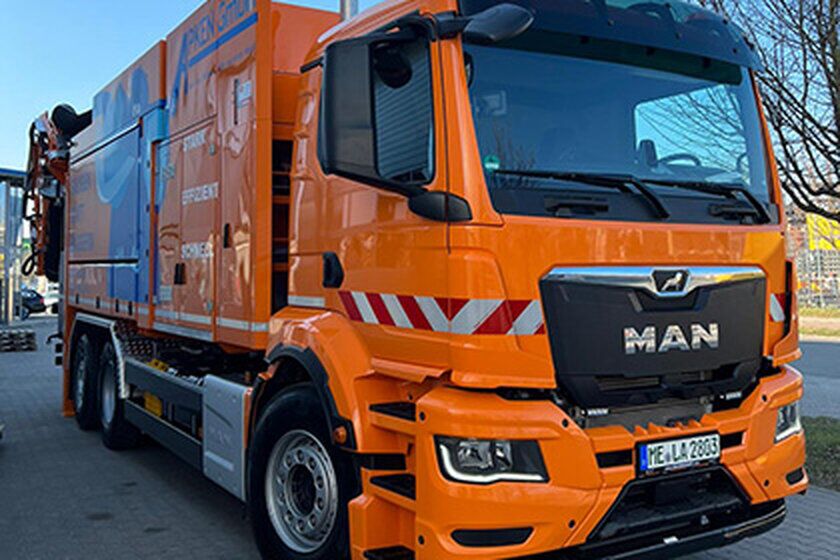Saugwagen - Apken GmbH Ein großer orangefarbener Saugwagen von vorne.