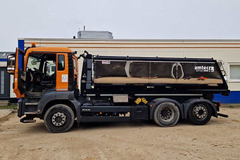 Thermocontainer - Apken GmbH Ein großer Thermocontainer mit offener Tür steht vor einem Gebäude.